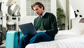 Homem ao computador a tratar da carteira de investimentos.